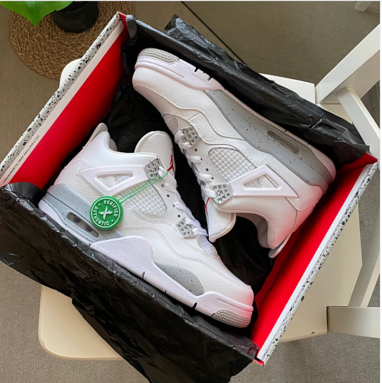 AIR JORDAN 4s Retro White Oreo